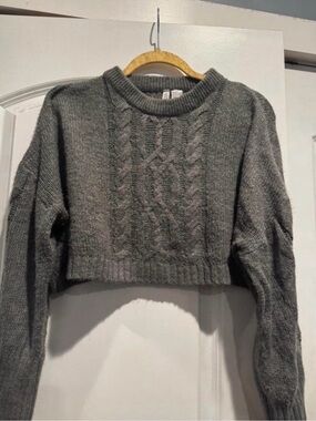 Divided H&M Gray Cable Knit Cropped Sweater Size Small